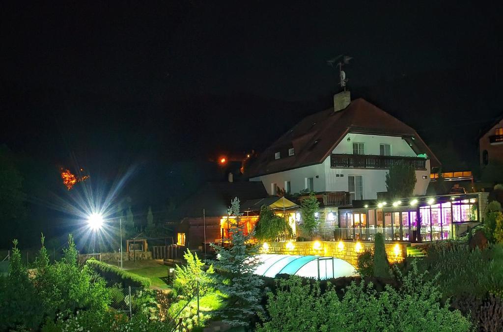 Penzion V Hluboké a Department Glamp Vsetín Exterior foto