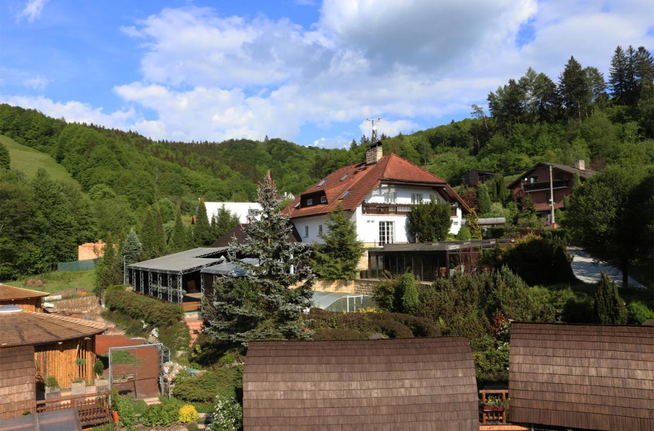 Penzion V Hluboké a Department Glamp Vsetín Exterior foto